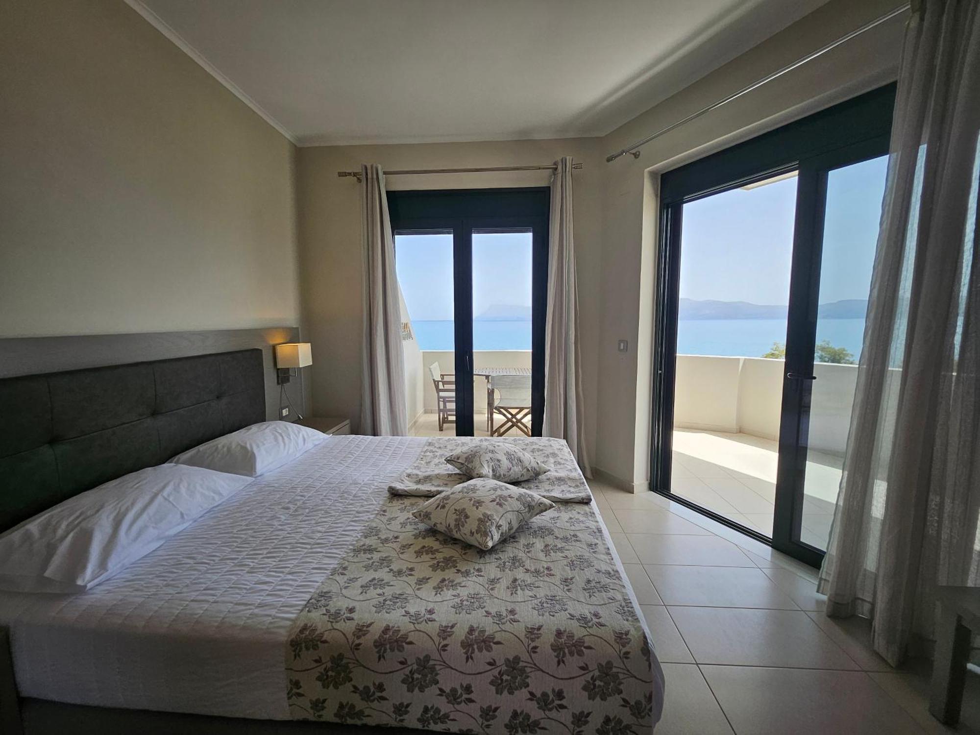 Christina Beach Hotel Kissamos Bagian luar foto